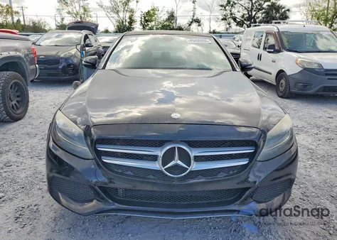 2017 Mercedes-Benz C 300 z USA, uszkodzony, nr VIN 55SWF4JB6HU212655